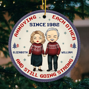 Ornement de Noël rond personnalisé en céramique « S'agacer les uns les autres » - Cadeau pour couple, mari et femme, anniversaire, fiançailles, mariage, cadeau de mariage, cadeau de Noël