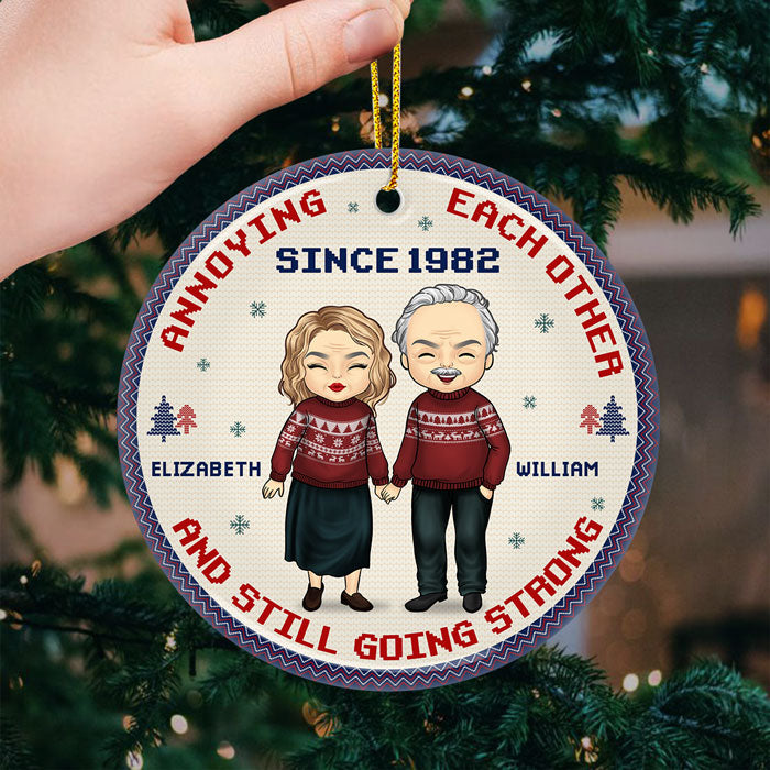 Ornement de Noël rond personnalisé en céramique « S'agacer les uns les autres » - Cadeau pour couple, mari et femme, anniversaire, fiançailles, mariage, cadeau de mariage, cadeau de Noël