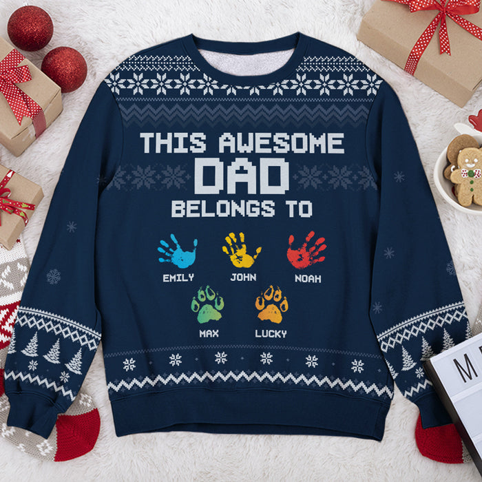 Ce papa génial appartient à - Sweat-shirt de Noël unisexe personnalisé et moche, sweat-shirt en laine, sweat-shirt imprimé intégral - Cadeau pour papa, cadeau de Noël