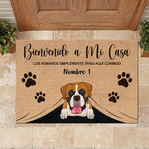 Los humanos simplemente viven aquí con nosotros Spanish - Funny Personalized Pet Decorative Mat.