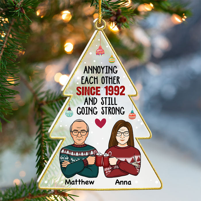 S'agacer les uns les autres et continuer à être forts - Décoration de Noël personnalisée en acrylique en forme de sapin de Noël - Cadeau pour couple, mari et femme, anniversaire, fiançailles, mariage, cadeau de mariage, cadeau de Noël