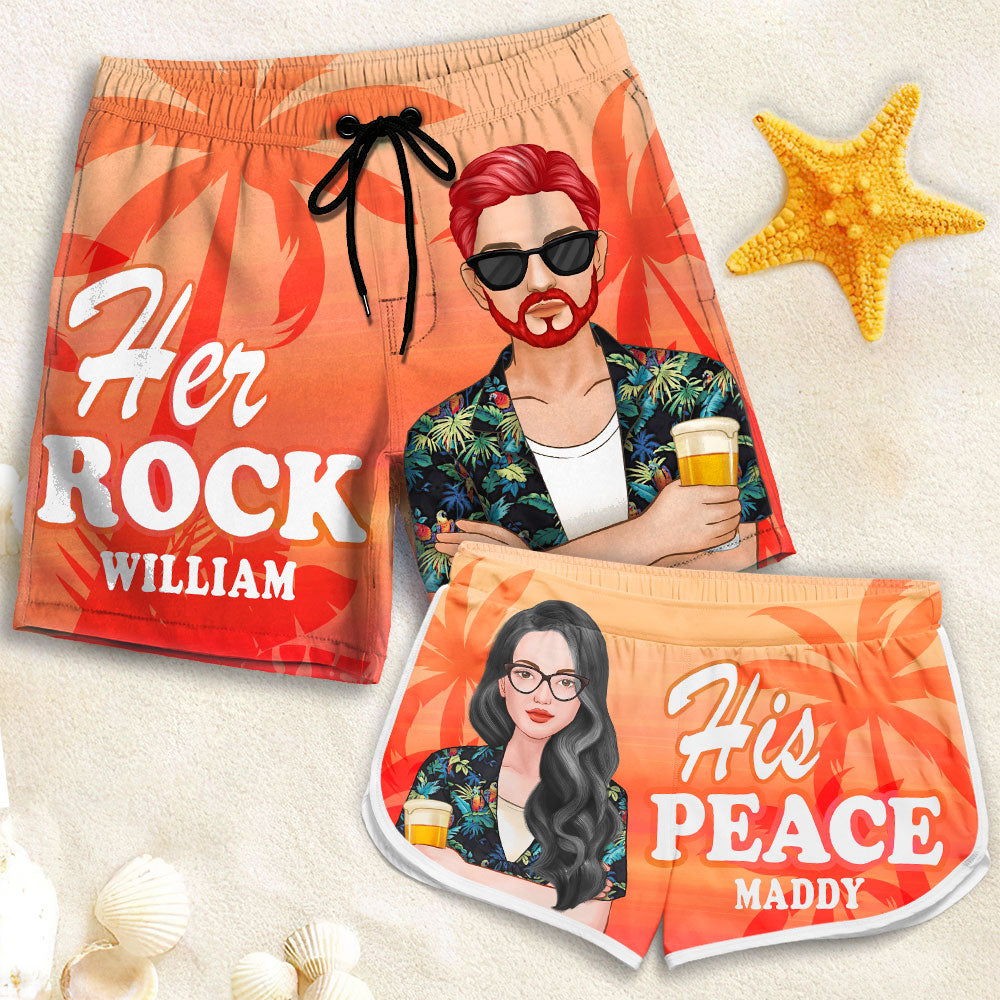 Short de plage personnalisé pour couple « Her Rock His Peace » – Cadeau pour couple, mari et femme