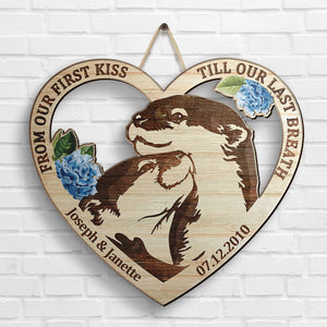 Couple de loutres de notre premier baiser - Panneau en bois personnalisé - Cadeau pour couples, mari et femme