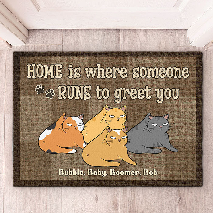 Là où quelqu'un court pour vous saluer - Tapis décoratif personnalisé - Cadeau pour les amoureux des animaux