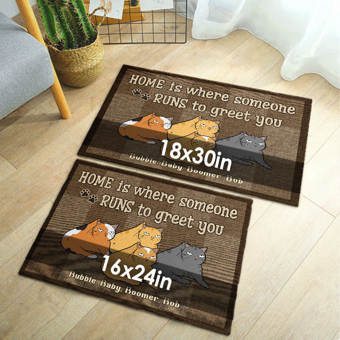 Là où quelqu'un court pour vous saluer - Tapis décoratif personnalisé - Cadeau pour les amoureux des animaux