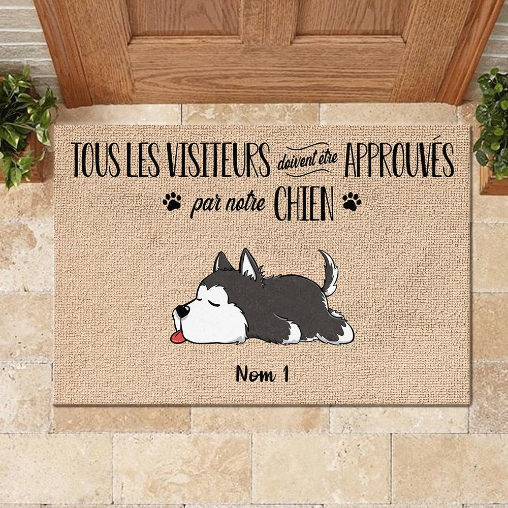 Tous les visiteurs doivent être approuvés par notre chien French - Funny Personalized Dog Decorative Mat.