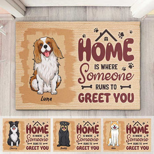 Quelqu'un court vous saluer - Tapis décoratif personnalisé - Cadeau pour les amoureux des animaux