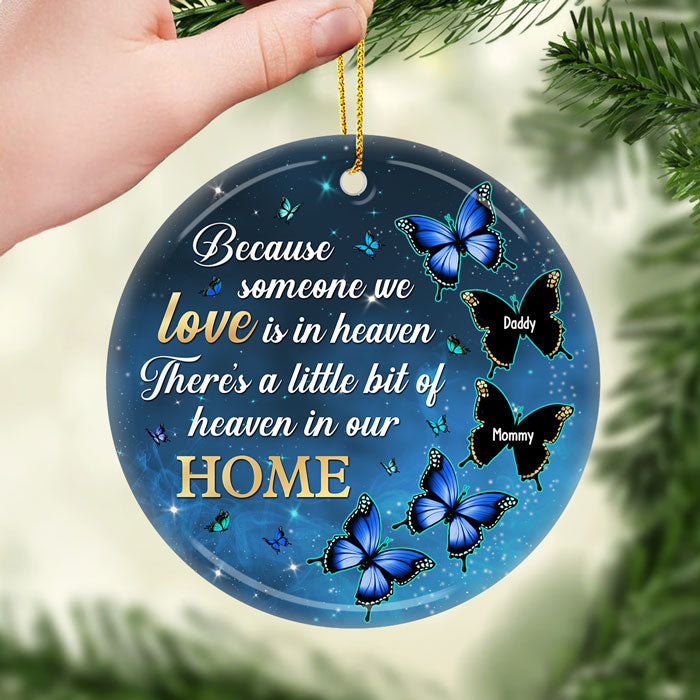 Parce que quelqu'un que nous aimons est au paradis, il y a un petit coin de paradis dans notre maison - Ornement personnalisé commémoratif - Forme ronde en céramique - Cadeau de condoléances, cadeau de Noël pour la famille