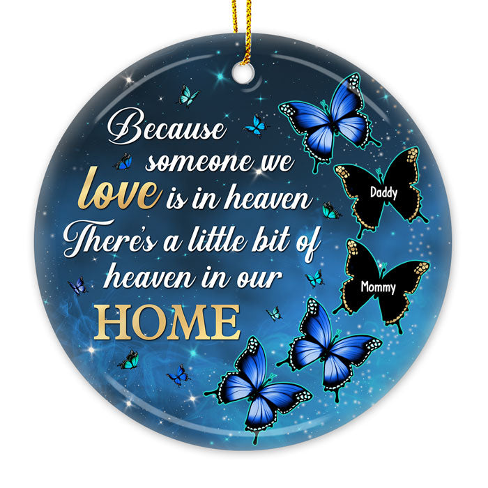Parce que quelqu'un que nous aimons est au paradis, il y a un petit coin de paradis dans notre maison - Ornement personnalisé commémoratif - Forme ronde en céramique - Cadeau de condoléances, cadeau de Noël pour la famille