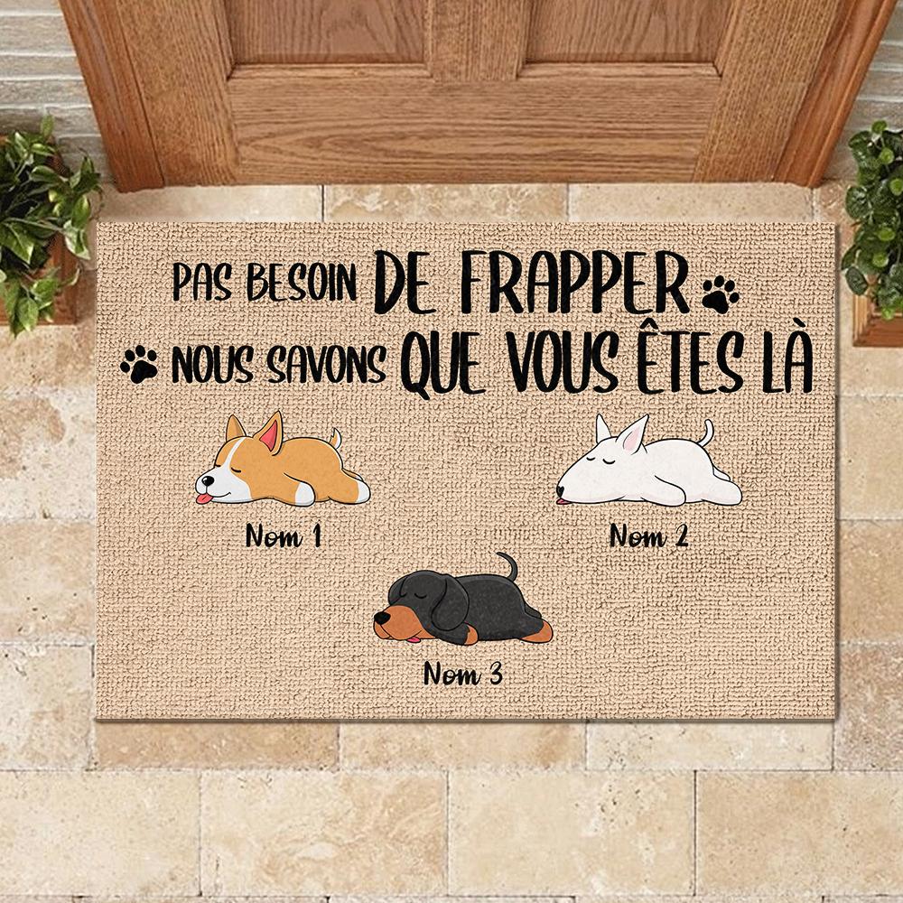Tous les visiteurs doivent être approuvés par notre chien French - Funny Personalized Dog Decorative Mat.