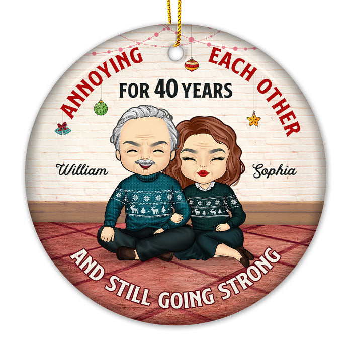Nous nous agaçons encore les uns les autres ce Noël - Décoration de Noël ronde personnalisée en céramique - Cadeau pour couple, mari et femme, anniversaire, fiançailles, mariage, cadeau de mariage, cadeau de Noël