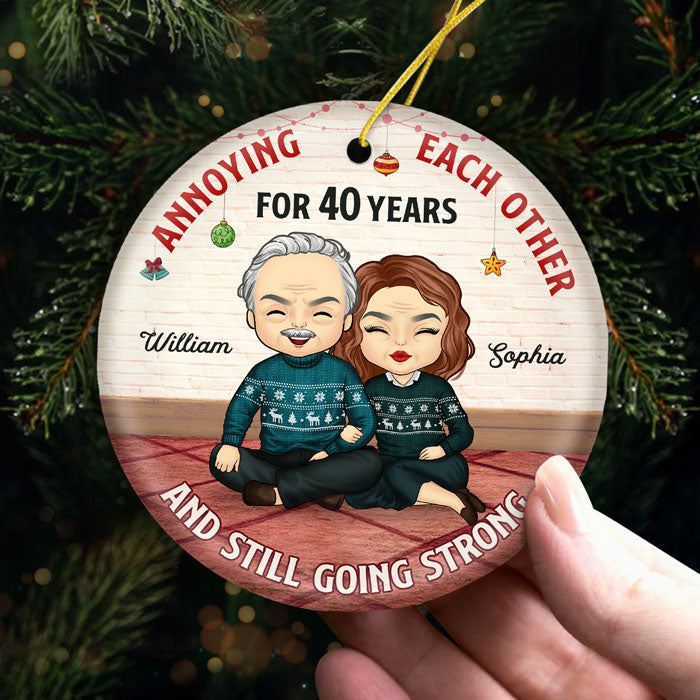 Nous nous agaçons encore les uns les autres ce Noël - Décoration de Noël ronde personnalisée en céramique - Cadeau pour couple, mari et femme, anniversaire, fiançailles, mariage, cadeau de mariage, cadeau de Noël