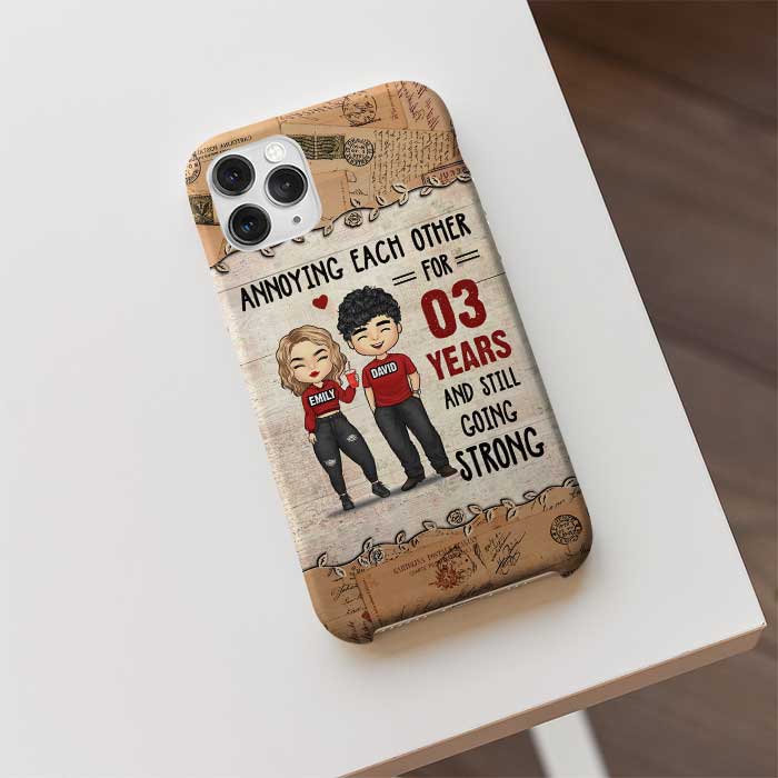 On s'ennuie depuis des décennies et on est toujours aussi forts ! Cadeau pour couple, mari et femme ! Coque de téléphone personnalisée