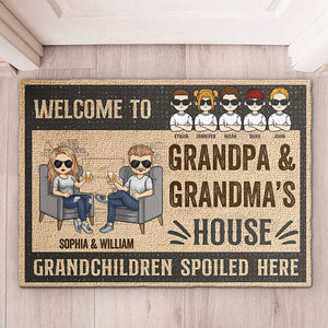 Bienvenue chez nous, petits-enfants gâtés ici - Cadeau pour couples, mari et femme, tapis décoratif personnalisé