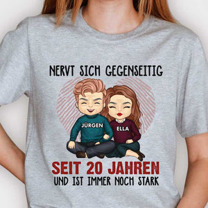 Nervt Sich Seit Vielen Jahren Gegenseitig Und Ist Immer Noch Stark - Anniversary Gifts, Gift For Couples, Husband Wife - Personalized Unisex T-shirt German.