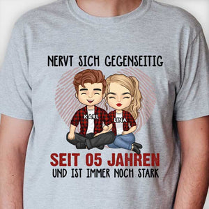 Nervt Sich Seit Vielen Jahren Gegenseitig Und Ist Immer Noch Stark - Anniversary Gifts, Gift For Couples, Husband Wife - Personalized Unisex T-shirt German.