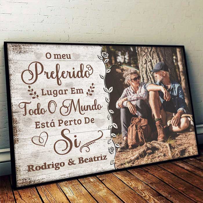 O Meu Lugar Preferido Está Perto De Si - Carregar Imagem, Presente Para Casais, Marido E Sposa - Personalized Horizontal Poster Portuguese.