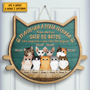 Não Deixe Sair Os Gatos - Não Importa O Que Lhe Digam - Personalized Shaped Door Sign Portuguese.