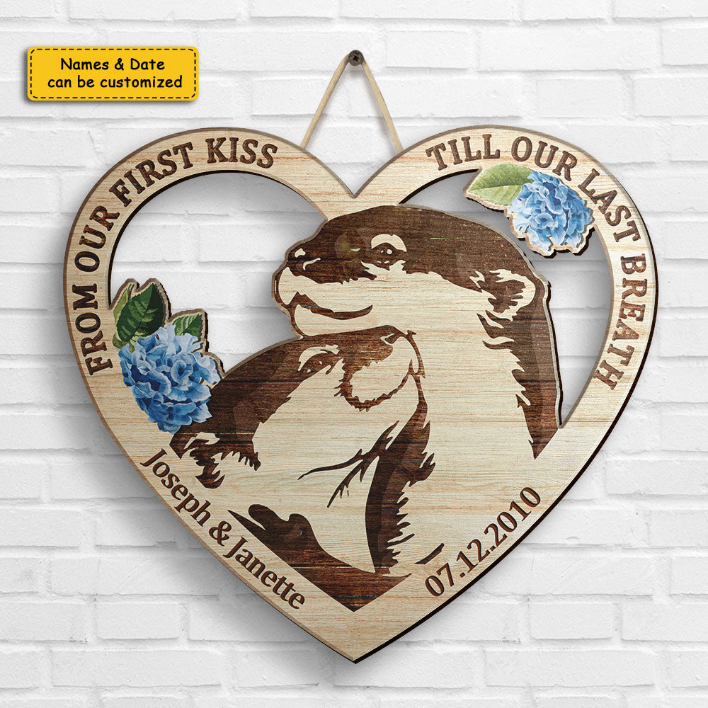 Couple de loutres de notre premier baiser - Panneau en bois personnalisé - Cadeau pour couples, mari et femme