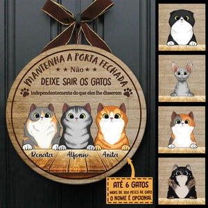 Mantenha A Porta Fechada - Sinal De Porta De Gato Personalizado E Engraçado, Funny Personalized Cat Door Sign Portuguese.