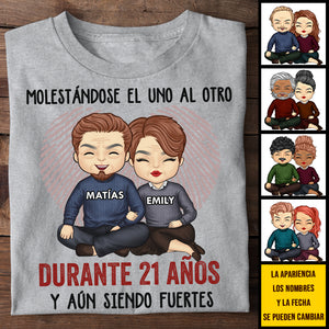 Molestándose El Uno Al Otro Durante Muchos Años Y Aún Siendo Fuertes - Anniversary Gifts, Gift For Couples, Husband Wife - Personalized Unisex T-shirt Spanish.