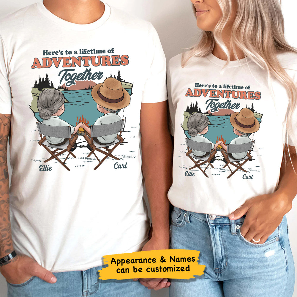 Voici une vie d'aventures ensemble - T-shirt unisexe personnalisé, sweat à capuche, sweat-shirt - Cadeau pour couple, mari femme, anniversaire, fiançailles, mariage, mariage, cadeau de camping