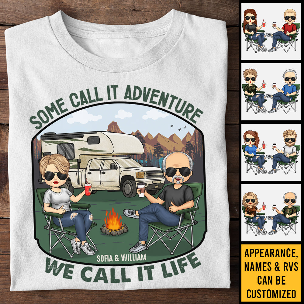 Certains l'appellent aventure, nous l'appelons vie - T-shirt unisexe personnalisé, sweat à capuche, sweat-shirt - Cadeau pour couple, mari, femme, anniversaire, fiançailles, mariage, mariage, cadeau de camping