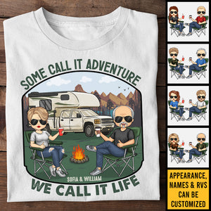 Certains l'appellent aventure, nous l'appelons vie - T-shirt unisexe personnalisé, sweat à capuche, sweat-shirt - Cadeau pour couple, mari, femme, anniversaire, fiançailles, mariage, mariage, cadeau de camping