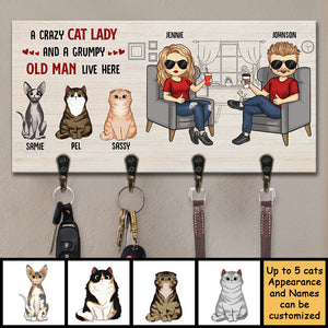 Une folle aux chats et un vieil homme grincheux vivent ici - Porte-clés personnalisé, porte-clés - Cadeau pour couples, mari et femme