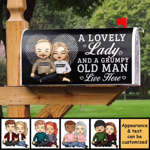 Une charmante dame et un vieil homme grincheux vivent ici - Couverture magnétique personnalisée pour boîte aux lettres