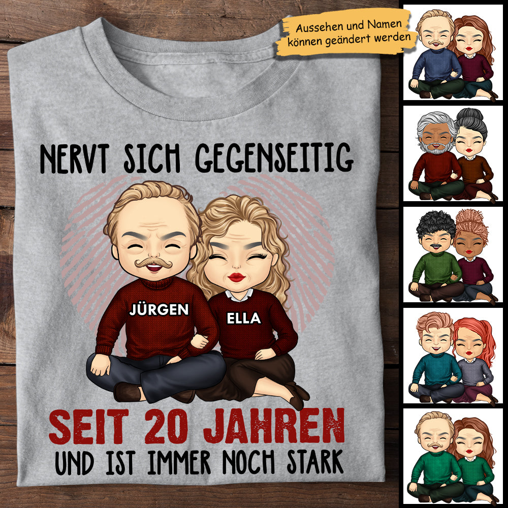 Nervt Sich Seit Vielen Jahren Gegenseitig Und Ist Immer Noch Stark - Anniversary Gifts, Gift For Couples, Husband Wife - Personalized Unisex T-shirt German.