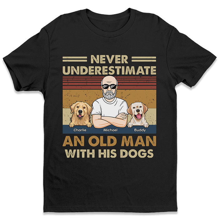 Ne sous-estimez jamais un vieil homme avec ses chiens ! T-shirt, sweat à capuche et sweat-shirt unisexe personnalisé avec chien ! Cadeau pour les propriétaires et les amoureux des animaux.