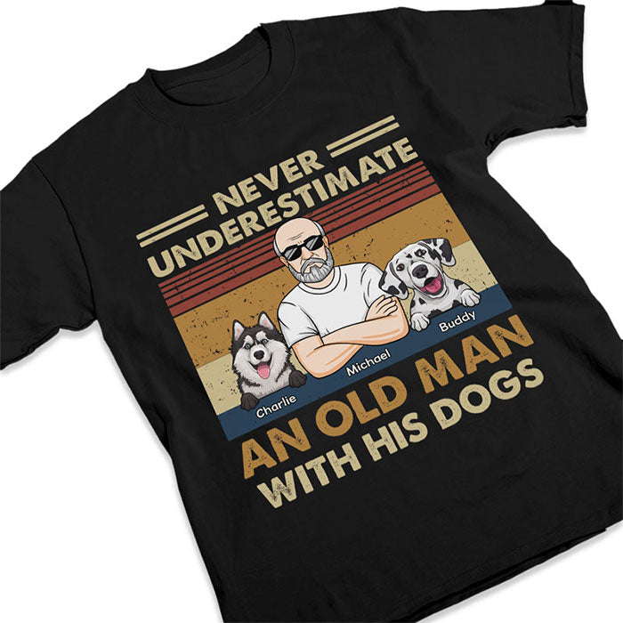 Ne sous-estimez jamais un vieil homme avec ses chiens ! T-shirt, sweat à capuche et sweat-shirt unisexe personnalisé avec chien ! Cadeau pour les propriétaires et les amoureux des animaux.