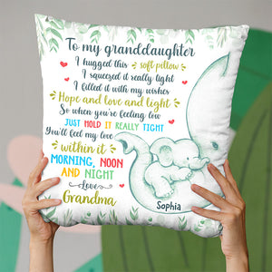 Embrassez ce doux oreiller et vous sentirez mes bras - Oreiller personnalisé pour la famille - Cadeau pour les membres de la famille