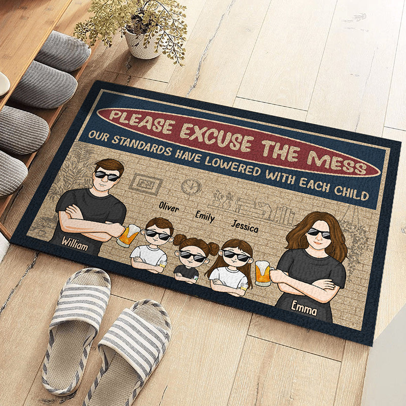 Nos standards ont baissé avec chaque enfant - Tapis décoratif personnalisé pour la famille - Cadeau pour les membres de la famille