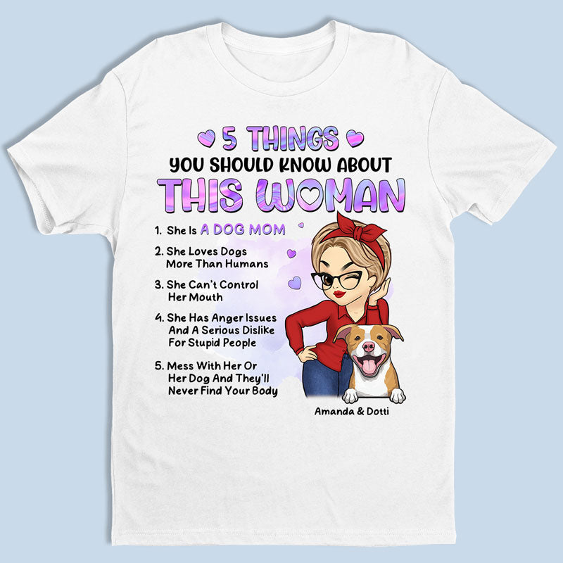 Elle est une maman de chien - T-shirt unisexe personnalisé, sweat à capuche, sweat-shirt - Cadeau pour les propriétaires d'animaux et les amoureux des animaux