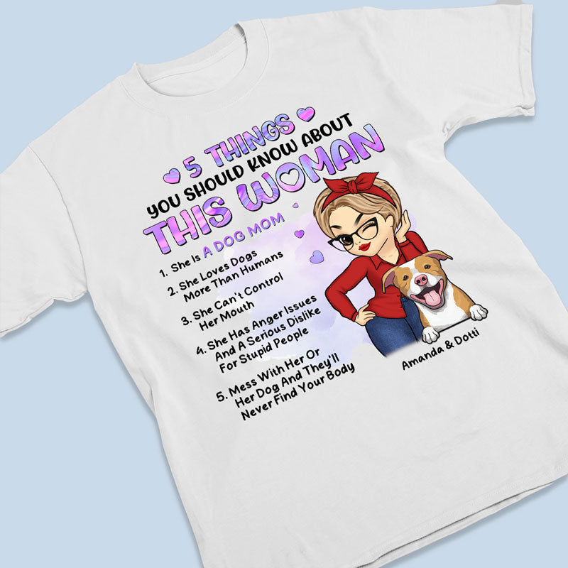 Elle est une maman de chien - T-shirt unisexe personnalisé, sweat à capuche, sweat-shirt - Cadeau pour les propriétaires d'animaux et les amoureux des animaux