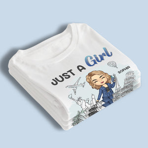 Une fille adore voyager - T-shirt, sweat à capuche et sweat-shirt unisexe personnalisé - Cadeau pour les amoureux du voyage