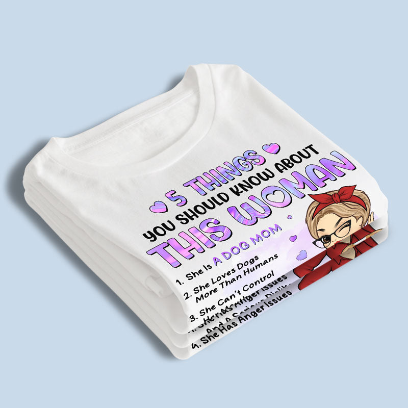 Elle est une maman de chien - T-shirt unisexe personnalisé, sweat à capuche, sweat-shirt - Cadeau pour les propriétaires d'animaux et les amoureux des animaux