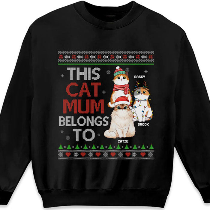 Cette maman chat appartient à ces jolis chats - T-shirt unisexe personnalisé, sweat à capuche, sweat-shirt - Cadeau de Noël pour les propriétaires d'animaux et les amoureux des animaux