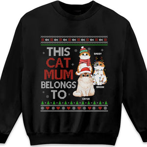 Cette maman chat appartient à ces jolis chats - T-shirt unisexe personnalisé, sweat à capuche, sweat-shirt - Cadeau de Noël pour les propriétaires d'animaux et les amoureux des animaux