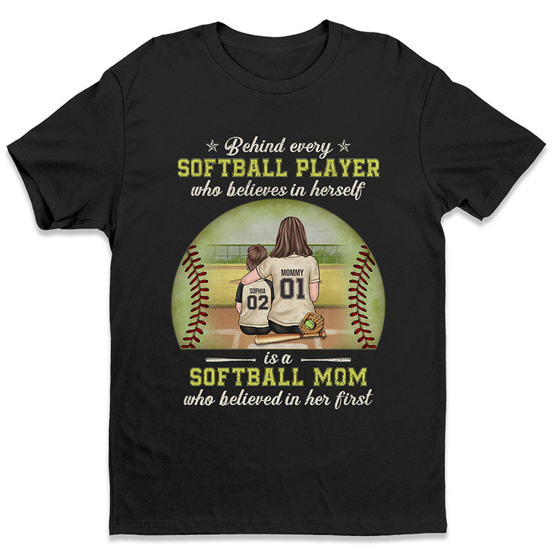 Une joueuse de softball a d'abord la confiance de sa mère - T-shirt, sweat à capuche et sweat-shirt unisexe personnalisé pour la famille - Cadeau pour les membres de la famille