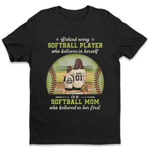 Une joueuse de softball a d'abord la confiance de sa mère - T-shirt, sweat à capuche et sweat-shirt unisexe personnalisé pour la famille - Cadeau pour les membres de la famille