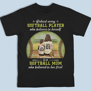 Derrière chaque joueur de softball - T-shirt, sweat à capuche et sweat-shirt unisexe personnalisé pour la famille - Cadeau pour les membres de la famille