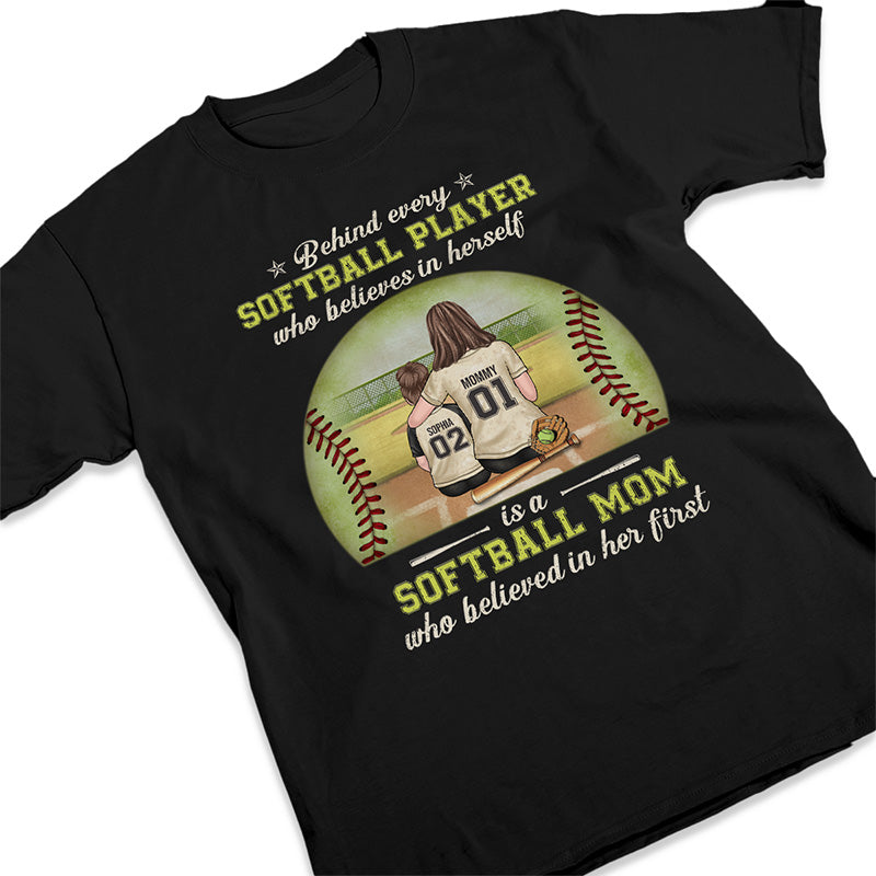 Une joueuse de softball a d'abord la confiance de sa mère - T-shirt, sweat à capuche et sweat-shirt unisexe personnalisé pour la famille - Cadeau pour les membres de la famille