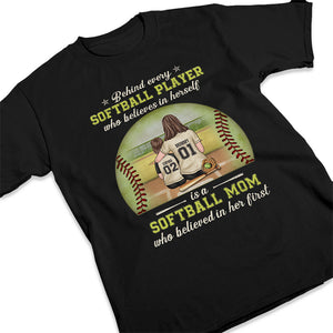 Une joueuse de softball a d'abord la confiance de sa mère - T-shirt, sweat à capuche et sweat-shirt unisexe personnalisé pour la famille - Cadeau pour les membres de la famille