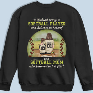 Derrière chaque joueur de softball - T-shirt, sweat à capuche et sweat-shirt unisexe personnalisé pour la famille - Cadeau pour les membres de la famille