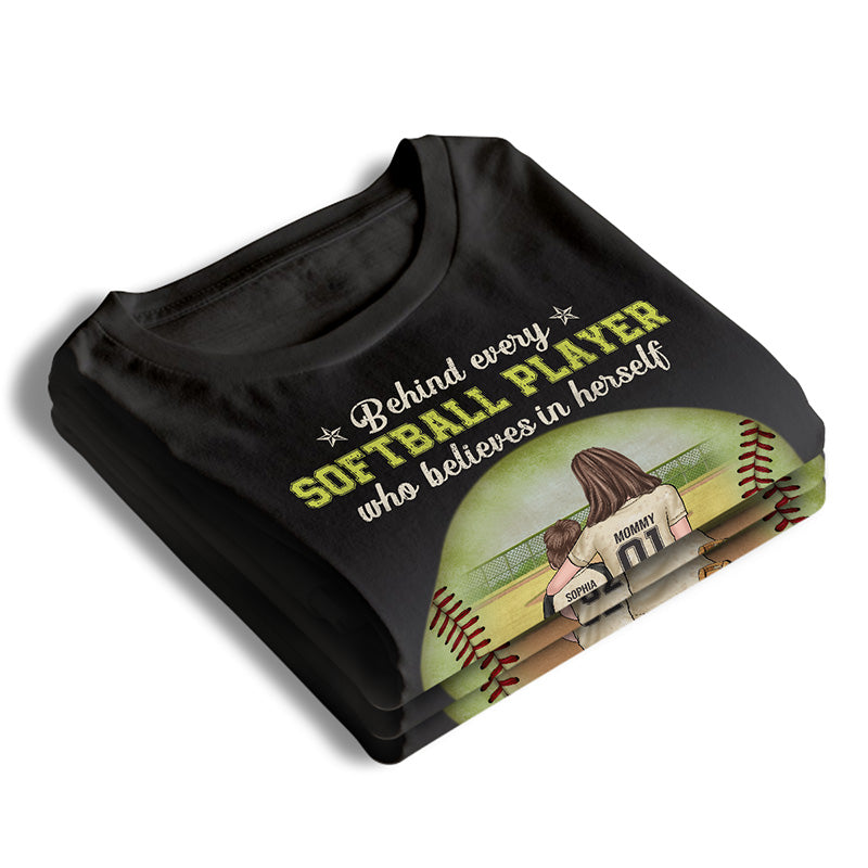 Une joueuse de softball a d'abord la confiance de sa mère - T-shirt, sweat à capuche et sweat-shirt unisexe personnalisé pour la famille - Cadeau pour les membres de la famille