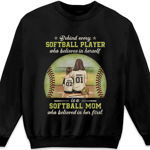 Une joueuse de softball a d'abord la confiance de sa mère - T-shirt, sweat à capuche et sweat-shirt unisexe personnalisé pour la famille - Cadeau pour les membres de la famille