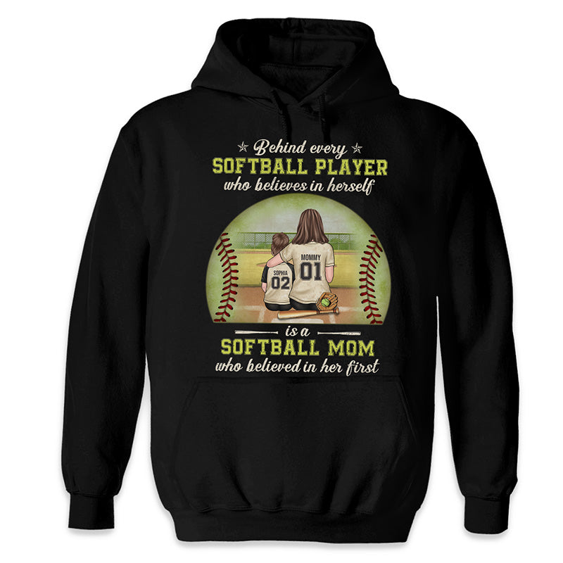 Une joueuse de softball a d'abord la confiance de sa mère - T-shirt, sweat à capuche et sweat-shirt unisexe personnalisé pour la famille - Cadeau pour les membres de la famille
